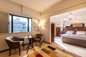 Suite – deluxe | Minibar, safe på rommet, individuelt dekorert og individuelt innredet