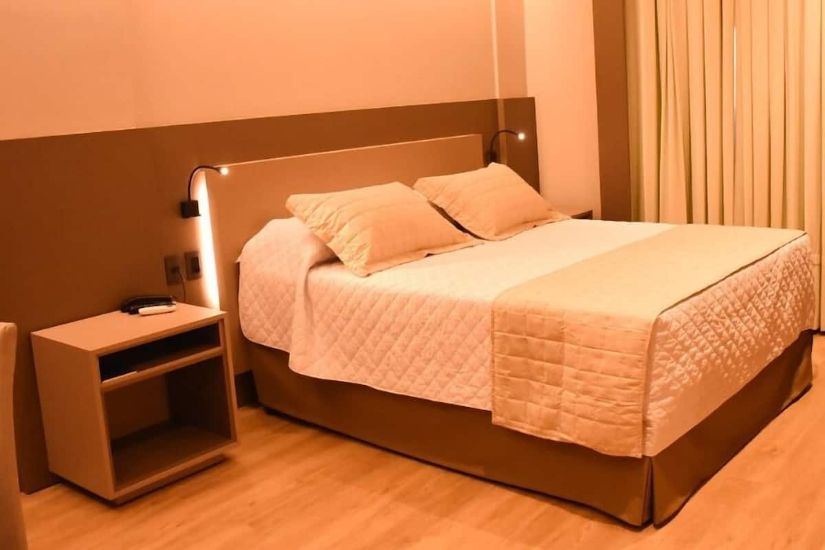 Leilighet – superior | Minibar, safe på rommet, skrivebord og skrivebord for bærbar PC