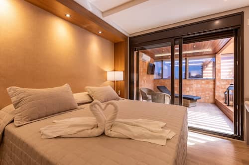 Grand Suite | Minibar, in-room safe, individually decorated, individually furnished