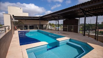 Piscine extérieure, chaises longues