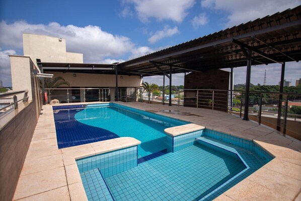 Utendørsbasseng og solsenger