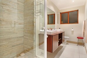 Dysart Cottage  | Bathroom | Shower, hair dryer, towels - Cape eazi stayz Acc Dysart Cottage (Cape Town)