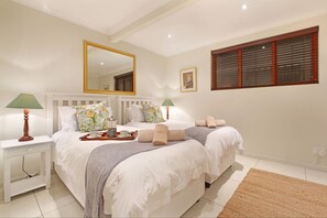 Dysart Cottage  | 1 bedroom, in-room safe, iron/ironing board, WiFi - Cape eazi stayz Acc Dysart Cottage (Cape Town)