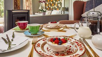 Free daily cooked-to-order breakfast