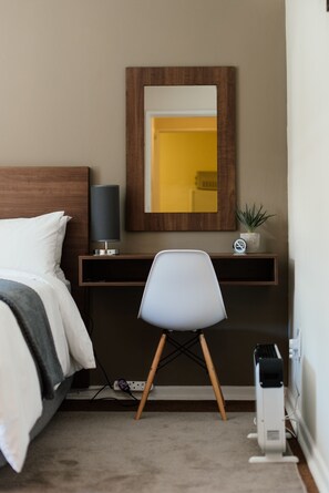 Kamar Comfort, 1 kamar tidur (Double Room) | Brankas, meja kerja, dan setrika/meja setrika