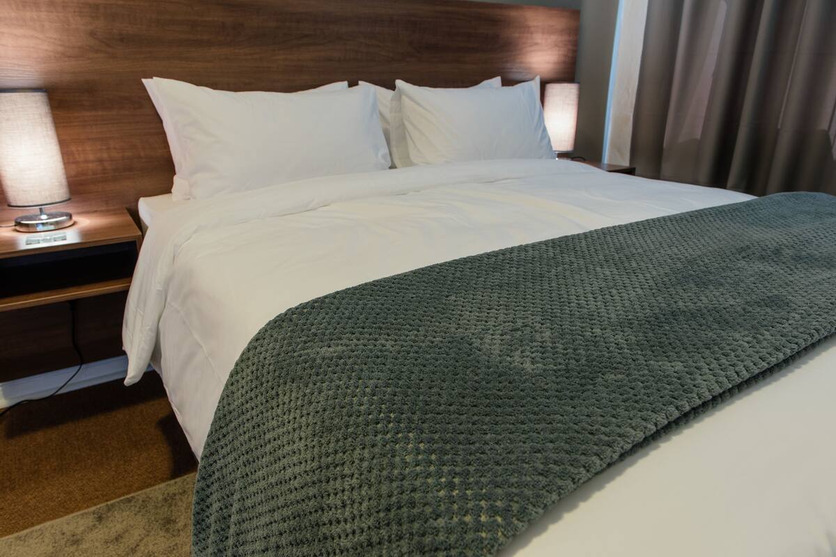 Phòng Deluxe, 1 phòng ngủ (Queen Room) | Két bảo mật tại phòng, bàn, bàn ủi/dụng cụ ủi quần áo