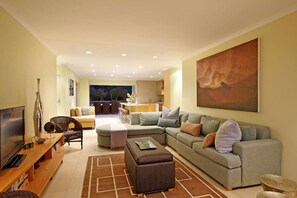 Jocelyn on Bantry Bay | Living area | Plasma TV