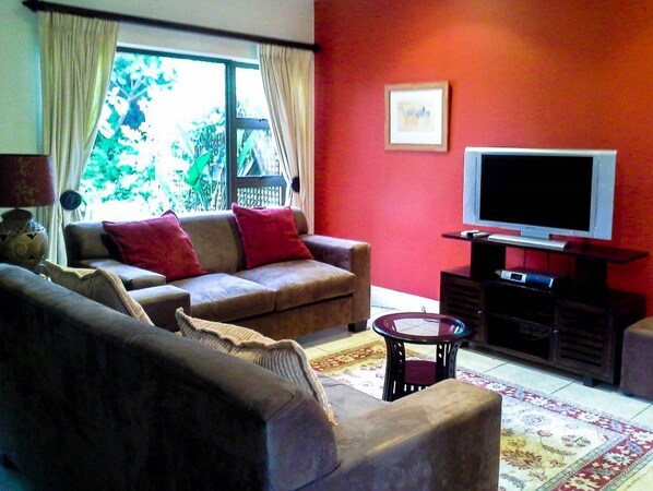 منزل مريح - ٣ غرف نوم (Luxury Villa) | غرفة المعيشة | تلفزيون بشاشة مسطحة