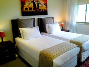 منزل مريح - ٣ غرف نوم (Luxury Villa) | 1 غرفة نوم وخزنة داخل الغرفة ومكواة/لوح كي وواي فاي مجانًا