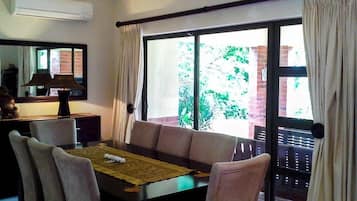 Comfort House, 3 Bedrooms (Luxury Villa) | In-room dining