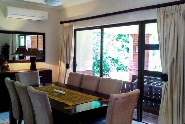 Comfort House, 3 Bedrooms (Luxury Villa) | In-room dining