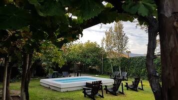 Piscina all'aperto, ombrelloni da piscina, lettini