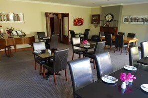 Breakfast, lunch, dinner served; local cuisine  - Old House Lodge (Beaufort West)
