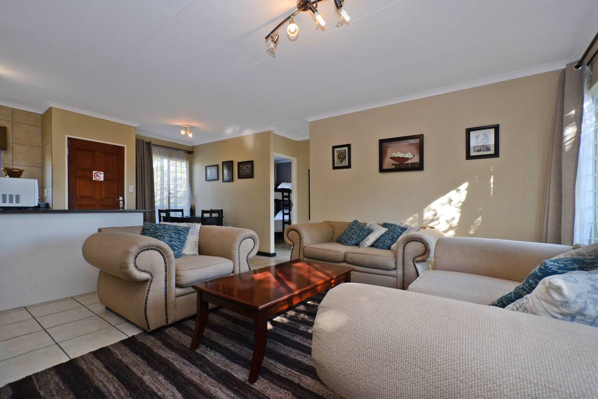Apartment | Lobby sitting area