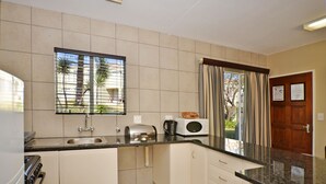 Apartment (Three A) | Eigene Küche | Wasserkocher mit Kaffee-/Teezubehör, großer Kühlschrank, Mikrowelle