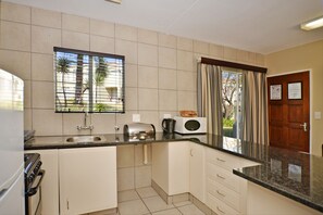 Appartement (Three A) | Cuisine privée | Grand réfrigérateur, micro-ondes, plaque de cuisson
