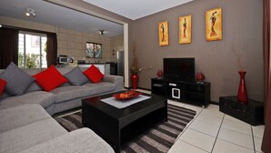 Apartment (Three B) | Wohnbereich | 32-Zoll-Flachbildfernseher mit Digitalempfang, Fernseher