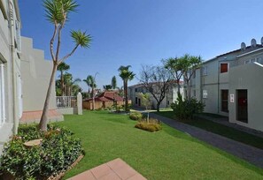 Property grounds - Jozi Apartments Radiokop (Roodepoort)