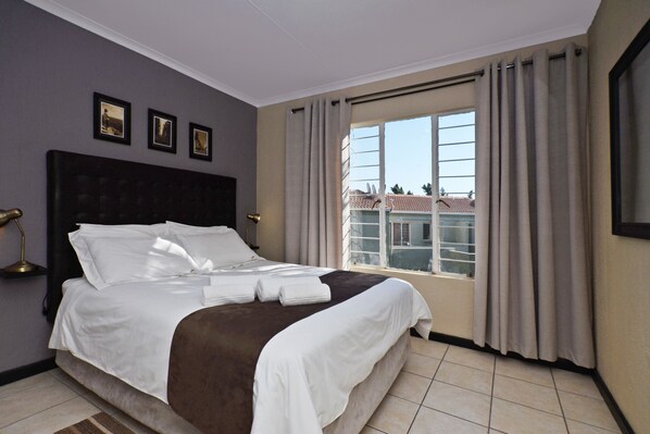 Apartment | Iron/ironing board - Jozi Apartments Radiokop (Roodepoort)