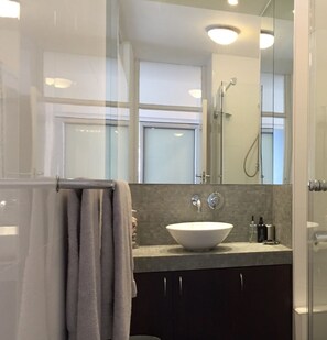 Superior Plus One/Two Bedroom | Badeværelse | Brusehoved med spredningseffekt, hårtørrer, håndklæder, Sæbe