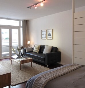 Superior-studio | Oleskelualue | 64–senttinen taulutelevisio, jossa satelliittikanavat