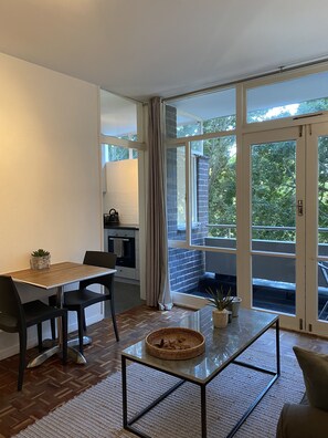 Standard-Studio | Wohnbereich | 64-cm-Flachbildfernseher mit Satellitenempfang, Fernseher