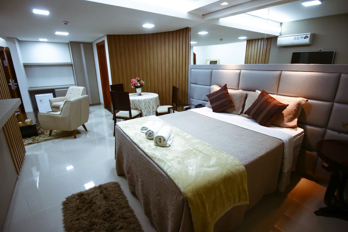 Superior suite, 1 queensize bed | Een minibar, een kluis op de kamer, een bureau, gratis wifi