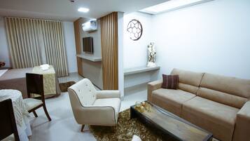 Suíte superior, 1 cama Queen | Frigobar, cofres nos quartos, escrivaninha, Wi-Fi de cortesia