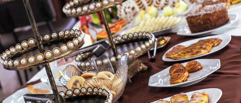 Café da manhã self-service grátis todos os dias