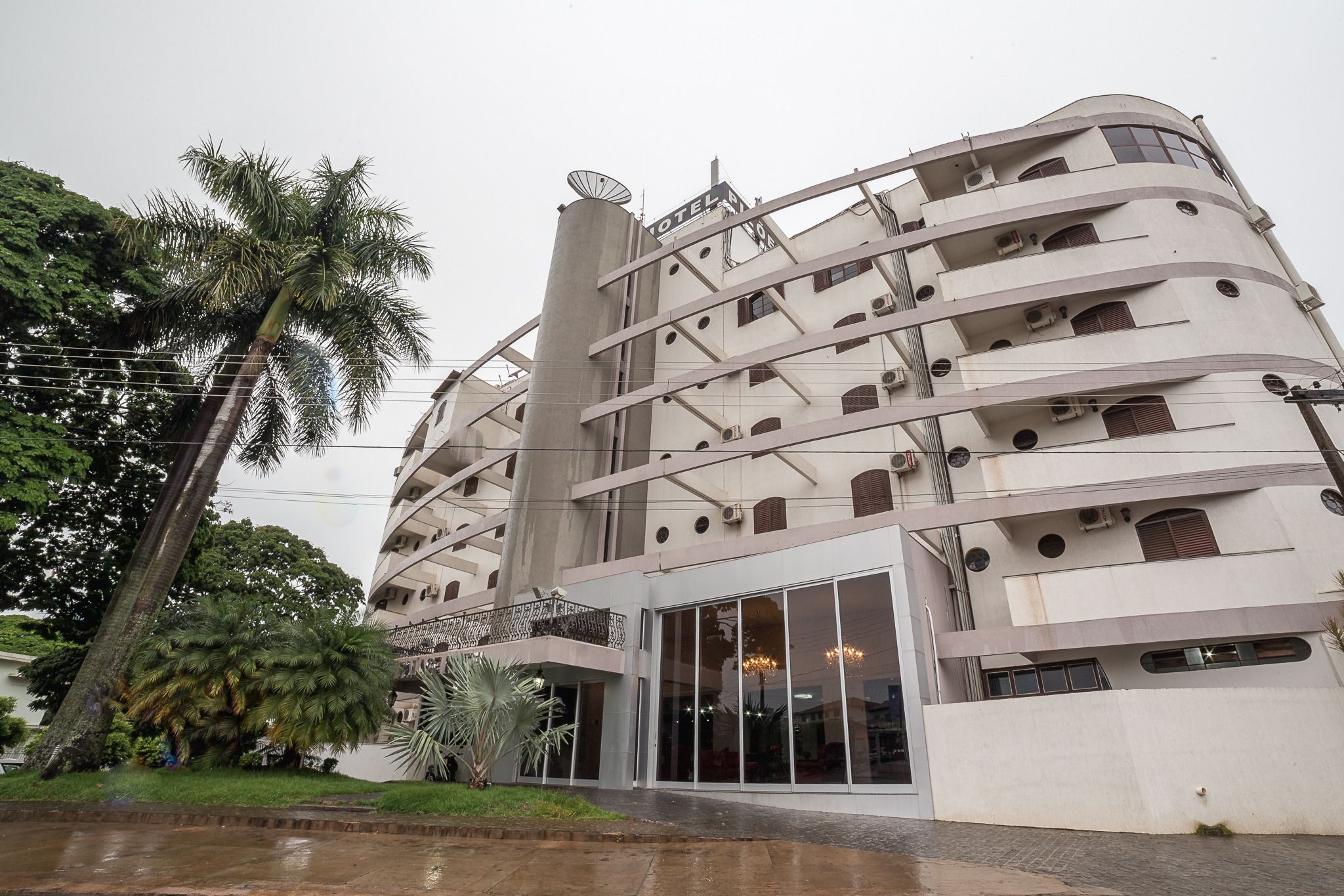 Vista frontal de la propiedad por la tarde o noche