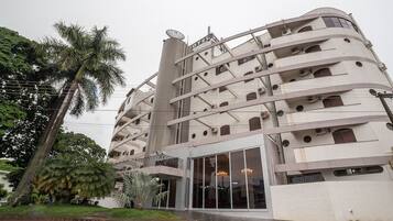 Un hotel moderno con un design architettonico unico, con diversi balconi e ampie finestre.