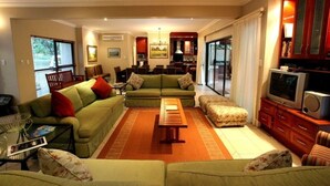 Living room - Marais Manor (Pennington)