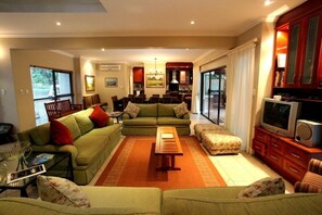 薄型テレビ、DVD プレーヤー、MP3 ドック