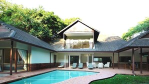Outdoor pool - Marais Manor (Pennington)