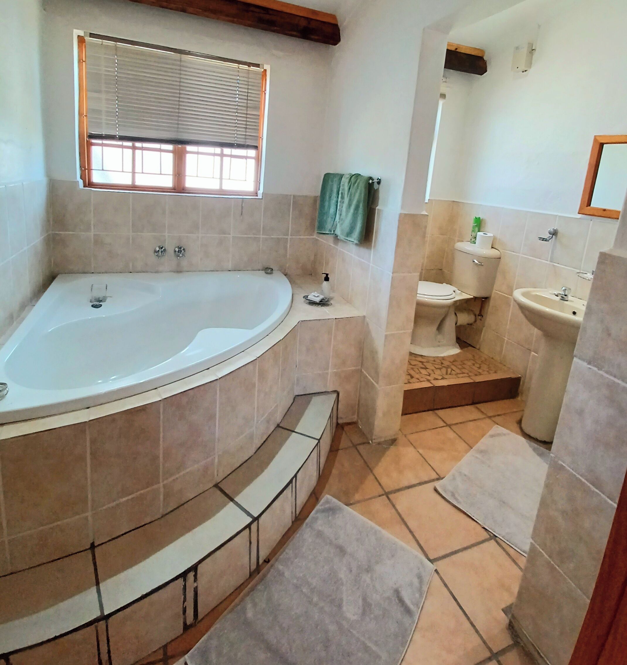 Un baño con bañera, inodoro y lavabo.