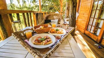 Daily full breakfast (ZAR 120 per person)