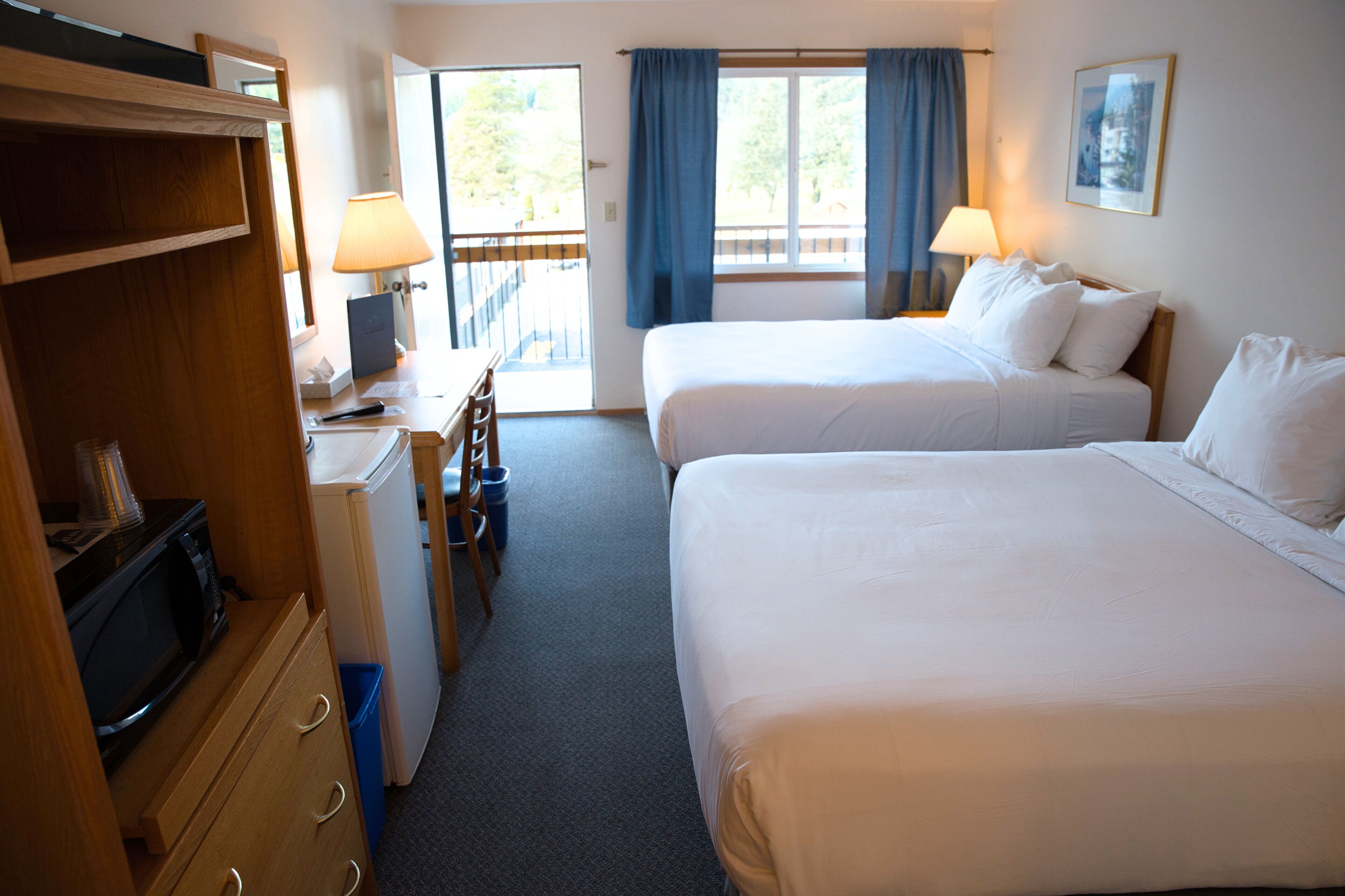 Standard, 2 Queen Beds | 템퍼페딕 침대, 각각 다른 스타일의 인테리어, 책상, 암막 커튼