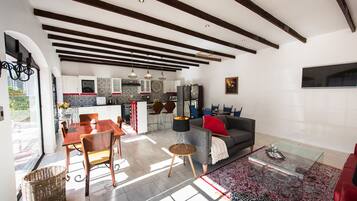 Habitación Confort doble | Zona de estar | Una televisión LED