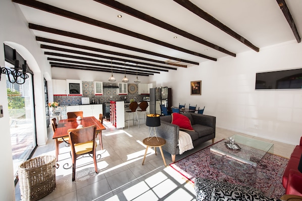 Comfort Double Room | Living area | LED TV - Senate Boutique Guesthouse (Knysna)