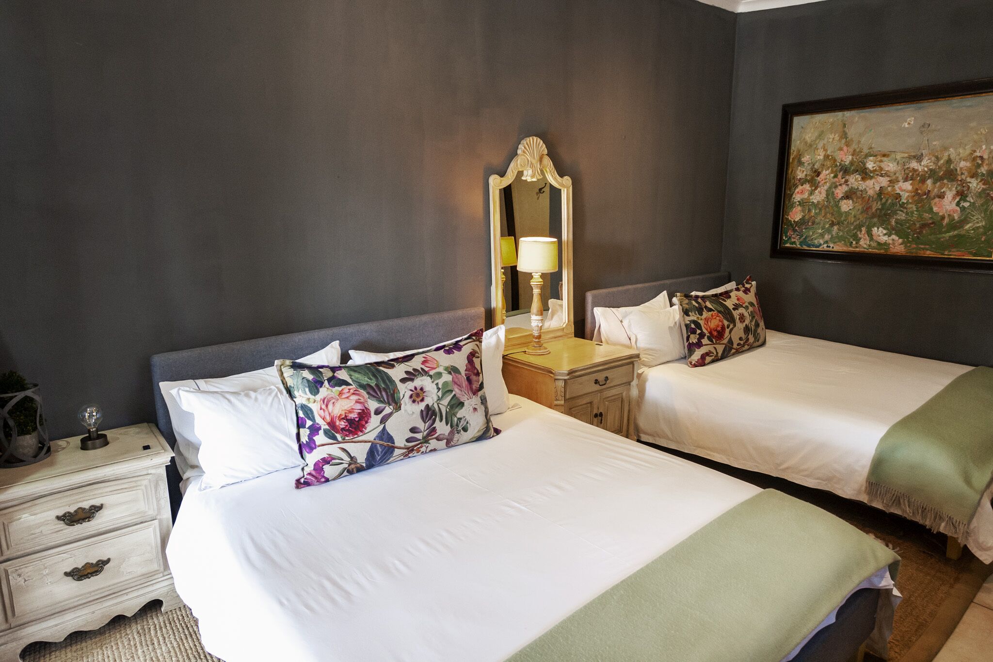 Familieværelse | Skrivebord, strygejern/strygebræt, gratis baby-/barnesenge