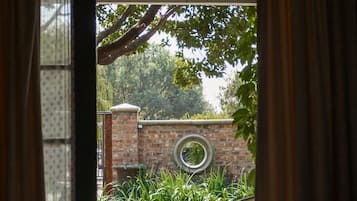 Deluxe Double Room | Desk, iron/ironing board, free cribs/infant beds, rollaway beds