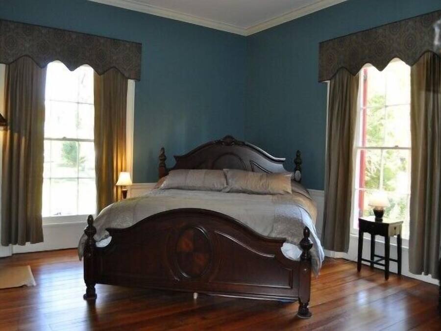 Suite (Conspiracy Suite) | Premium bedding, iron/ironing board, free WiFi, wheelchair access