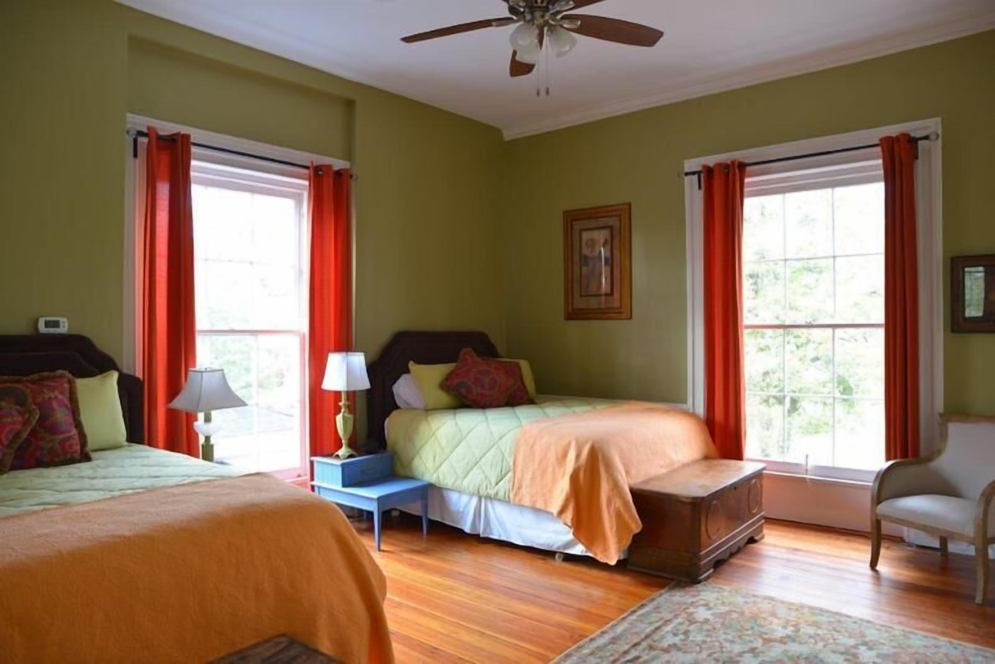 Premium bedding, iron/ironing board, free WiFi, wheelchair access