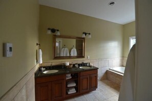 Suite (Magnolia Suite) | Badezimmer | Duschwanne, kostenlose Toilettenartikel, Haartrockner, Bademäntel