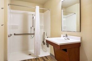 Combined shower/tub, free toiletries, towels