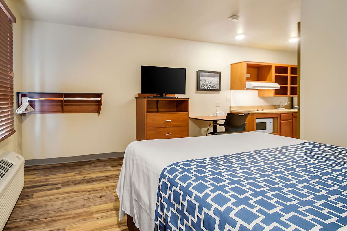 Habitación, 1 cama de matrimonio, accesible para personas con discapacidad (Efficiency) | Escritorio, cortinas opacas, tabla de planchar con plancha y wifi gratis