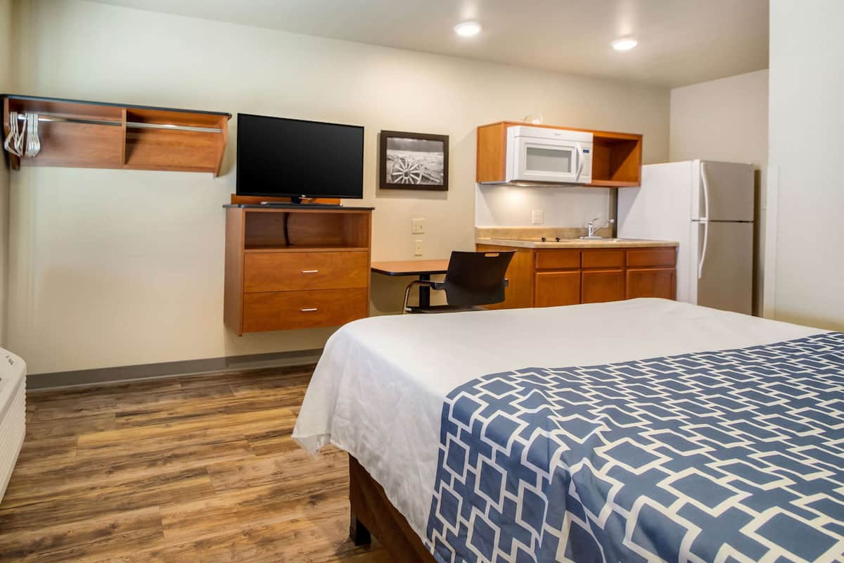 Habitación, 1 cama de matrimonio, no fumadores (Efficiency) | Escritorio, cortinas opacas, tabla de planchar con plancha y wifi gratis