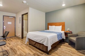 Room, 1 Queen Bed, Non Smoking (Efficiency) | Desk, blackout curtains, iron/ironing board, free WiFi - Econo Lodge Burlington I-70 (Burlington)