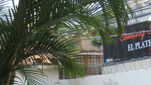 A poolside area with lounge chairs and a bar area. - Hostel Casa Areka (Panama City)