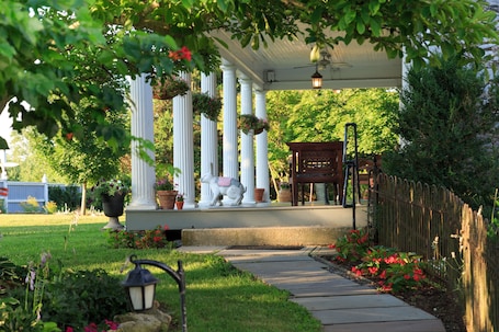 Jardín. L'Auberge Provencale Inn & Restaurant